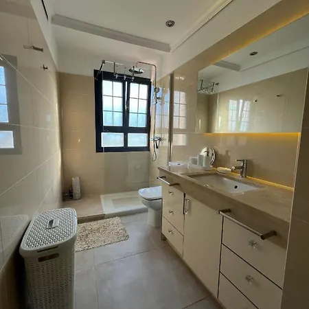 펜션 Cosy Three Bedroom In 아데제