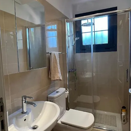 Cosy Three Bedroom In 아데제